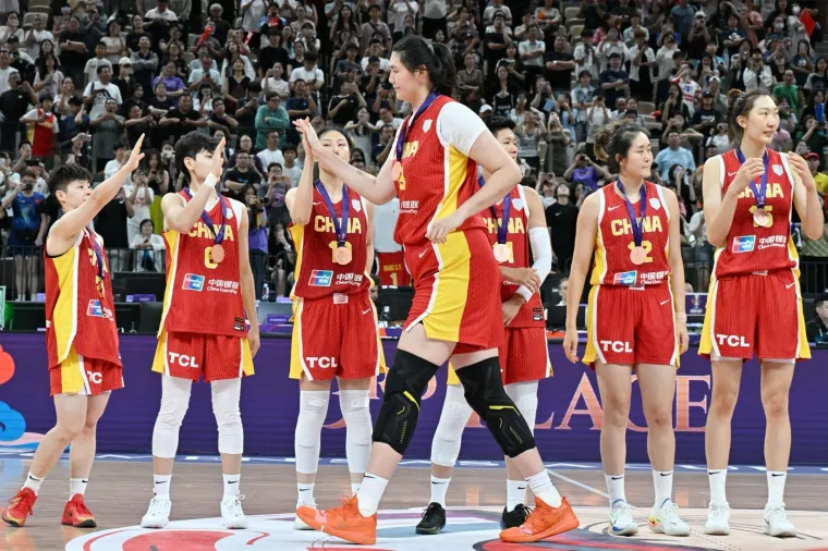 Majko mila, čime je hrane? Divovska tinejdžerica je čudo ko&scaron;arke protiv koje nitko ne može igrati