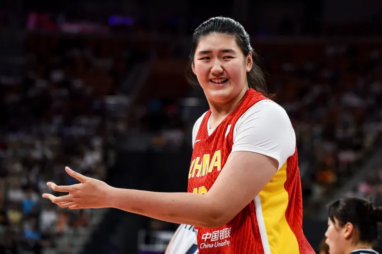 Majko mila, čime je hrane? Divovska tinejdžerica je čudo ko&scaron;arke protiv koje nitko ne može igrati