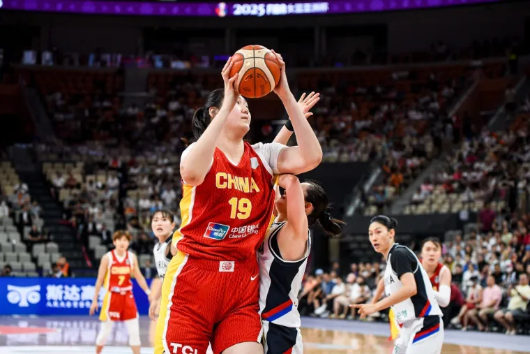 Majko mila, čime je hrane? Divovska tinejdžerica je čudo ko&scaron;arke protiv koje nitko ne može igrati