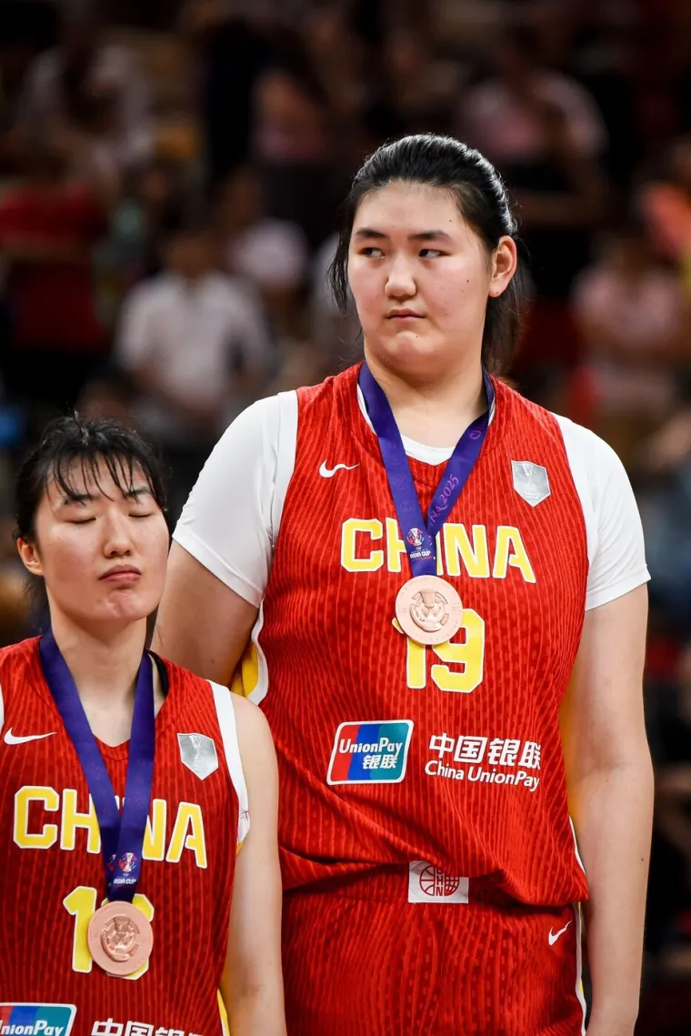 Majko mila, čime je hrane? Divovska tinejdžerica je čudo ko&scaron;arke protiv koje nitko ne može igrati