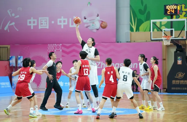 Majko mila, čime je hrane? Divovska tinejdžerica je čudo ko&scaron;arke protiv koje nitko ne može igrati