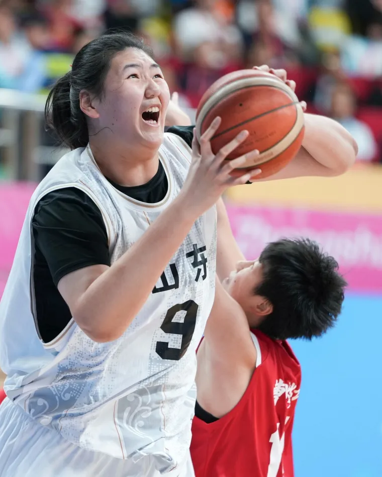 Majko mila, čime je hrane? Divovska tinejdžerica je čudo ko&scaron;arke protiv koje nitko ne može igrati