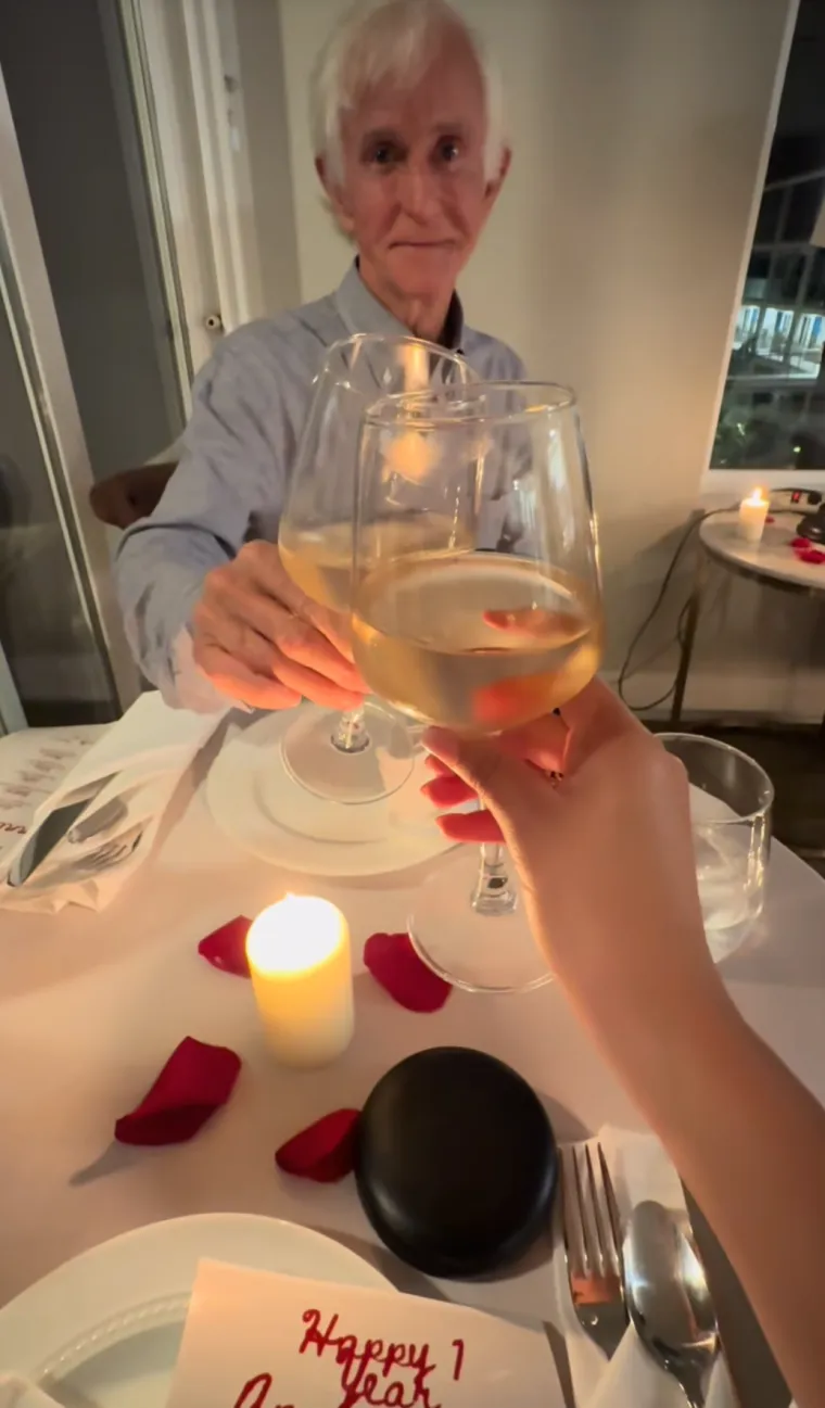 Ljubi pola stoljeća starijeg mu&scaron;karca, time se hvali na TikToku i ba&scaron; je briga &scaron;to se svi zgražaju