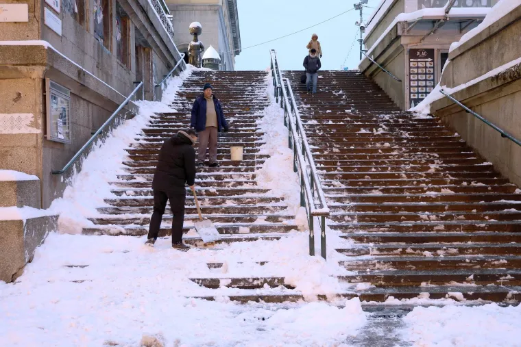Pogledajte kaos u Zagrebu: Zatrpani auti, bicikli, a snijeg je čistio i &scaron;ef Dolca
