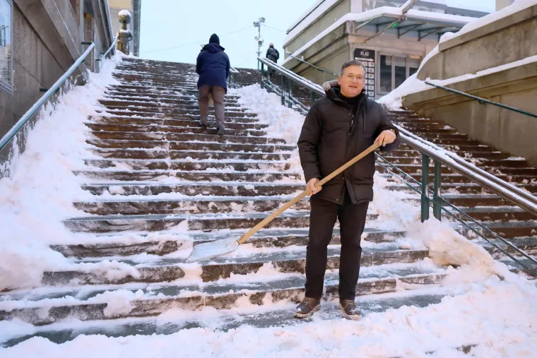 Pogledajte kaos u Zagrebu: Zatrpani auti, bicikli, a snijeg je čistio i &scaron;ef Dolca