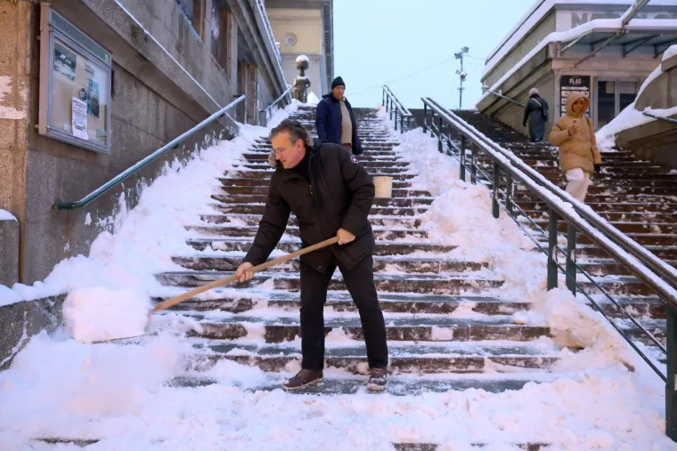 Pogledajte kaos u Zagrebu: Zatrpani auti, bicikli, a snijeg je čistio i &scaron;ef Dolca