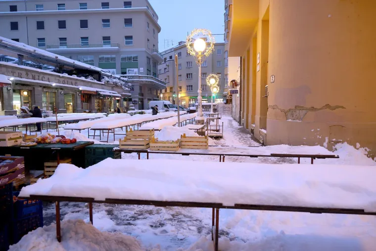 Pogledajte kaos u Zagrebu: Zatrpani auti, bicikli, a snijeg je čistio i &scaron;ef Dolca