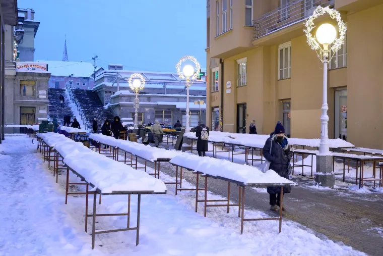 Pogledajte kaos u Zagrebu: Zatrpani auti, bicikli, a snijeg je čistio i &scaron;ef Dolca