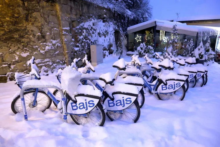 Pogledajte kaos u Zagrebu: Zatrpani auti, bicikli, a snijeg je čistio i &scaron;ef Dolca