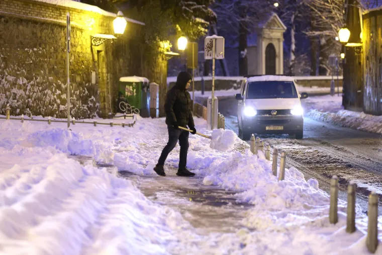 Pogledajte kaos u Zagrebu: Zatrpani auti, bicikli, a snijeg je čistio i &scaron;ef Dolca