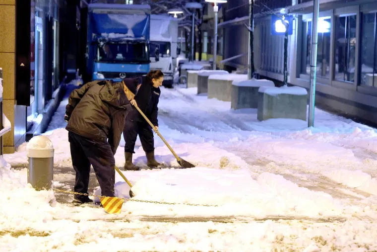 Pogledajte kaos u Zagrebu: Zatrpani auti, bicikli, a snijeg je čistio i &scaron;ef Dolca