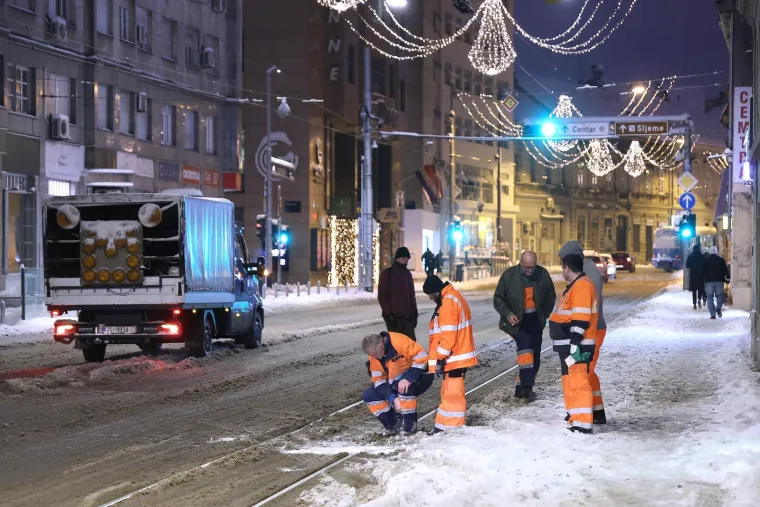 Pogledajte kaos u Zagrebu: Zatrpani auti, bicikli, a snijeg je čistio i &scaron;ef Dolca