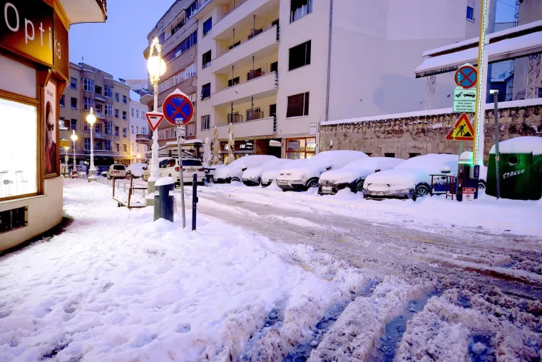 Pogledajte kaos u Zagrebu: Zatrpani auti, bicikli, a snijeg je čistio i &scaron;ef Dolca