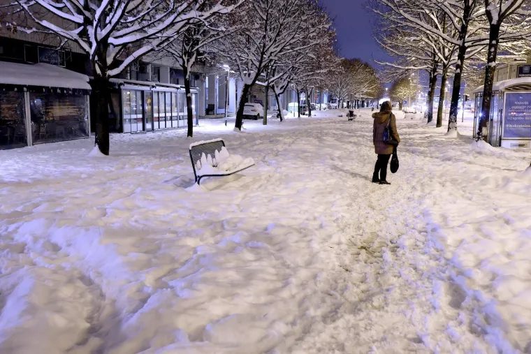 Pogledajte kaos u Zagrebu: Zatrpani auti, bicikli, a snijeg je čistio i &scaron;ef Dolca