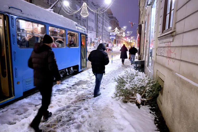 Pogledajte kaos u Zagrebu: Zatrpani auti, bicikli, a snijeg je čistio i &scaron;ef Dolca