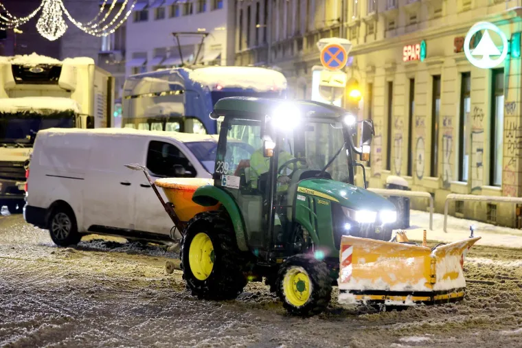 Pogledajte kaos u Zagrebu: Zatrpani auti, bicikli, a snijeg je čistio i &scaron;ef Dolca