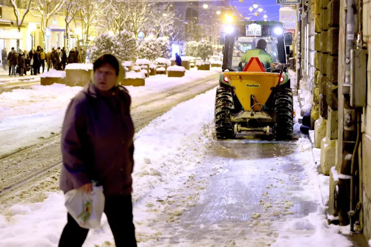 Pogledajte kaos u Zagrebu: Zatrpani auti, bicikli, a snijeg je čistio i &scaron;ef Dolca