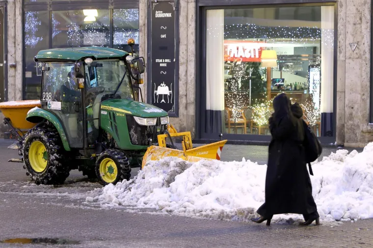 Pogledajte kaos u Zagrebu: Zatrpani auti, bicikli, a snijeg je čistio i &scaron;ef Dolca