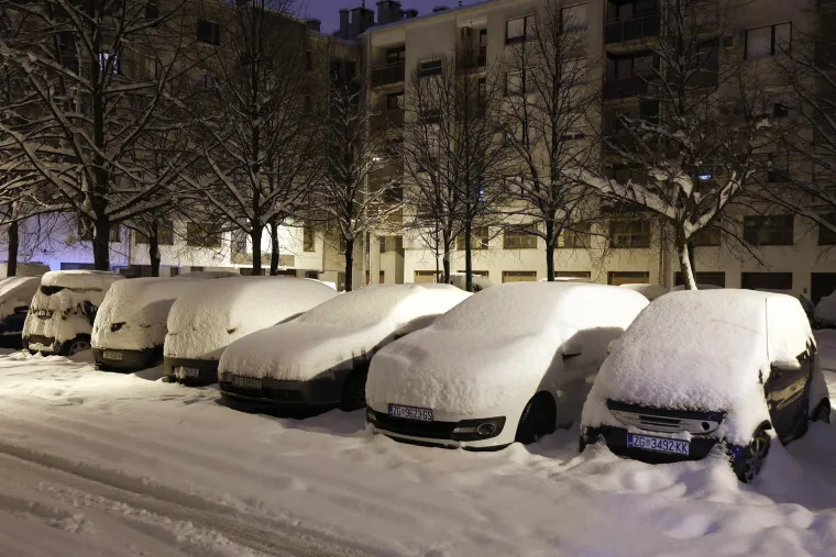 Pogledajte kaos u Zagrebu: Zatrpani auti, bicikli, a snijeg je čistio i &scaron;ef Dolca