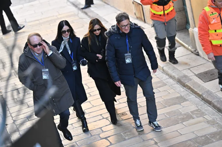 Posljednji ispraćaj francuske dive okupio mno&scaron;tvo: Dirljive poruke na pogrebu Brigitte Bardot