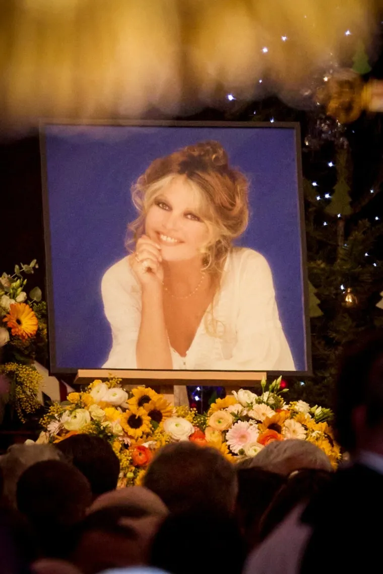 Posljednji ispraćaj francuske dive okupio mno&scaron;tvo: Dirljive poruke na pogrebu Brigitte Bardot