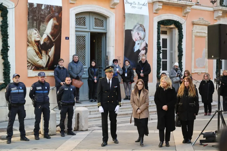 Posljednji ispraćaj francuske dive okupio mno&scaron;tvo: Dirljive poruke na pogrebu Brigitte Bardot