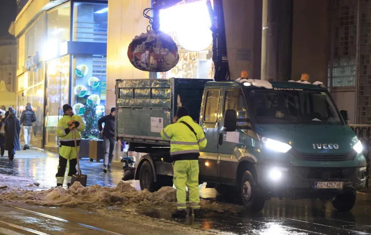 Prometnice su čiste, ali nogostupi? Ovako izgledaju ulice nakon &scaron;to je snijeg 'zatrpao' Zagreb