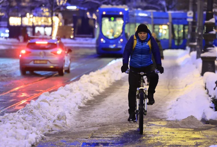 Prometnice su čiste, ali nogostupi? Ovako izgledaju ulice nakon &scaron;to je snijeg 'zatrpao' Zagreb