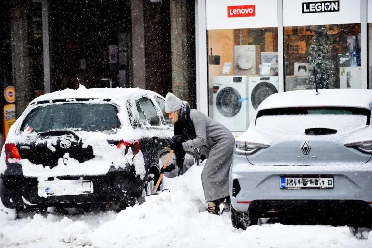Snijeg prekrio Karlovac, no nije uspio sakriti nepogre&scaron;ivi stil: Dama u bundi ukrala poglede