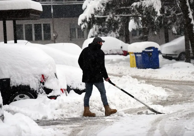 Snijeg prekrio Karlovac, no nije uspio sakriti nepogre&scaron;ivi stil: Dama u bundi ukrala poglede