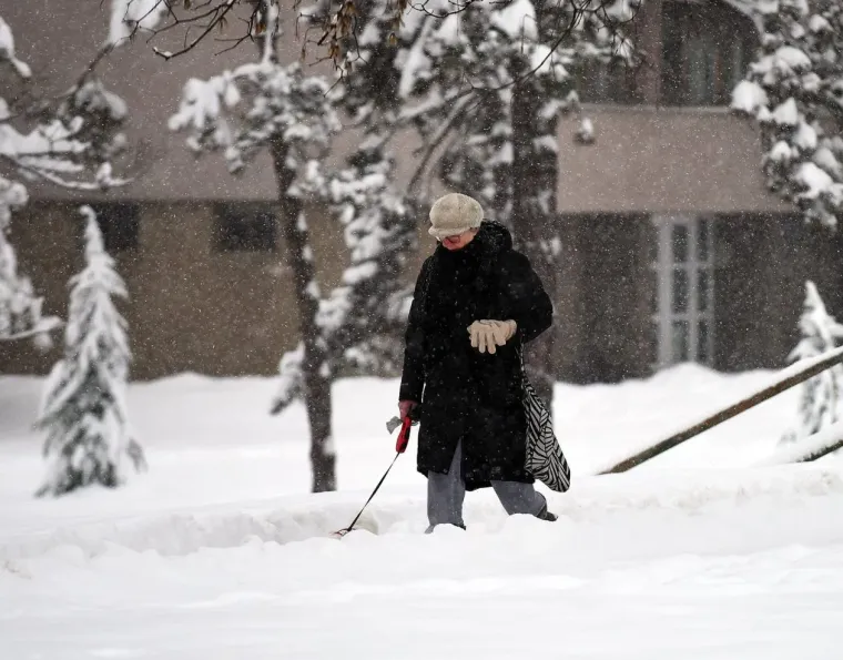 Snijeg prekrio Karlovac, no nije uspio sakriti nepogre&scaron;ivi stil: Dama u bundi ukrala poglede