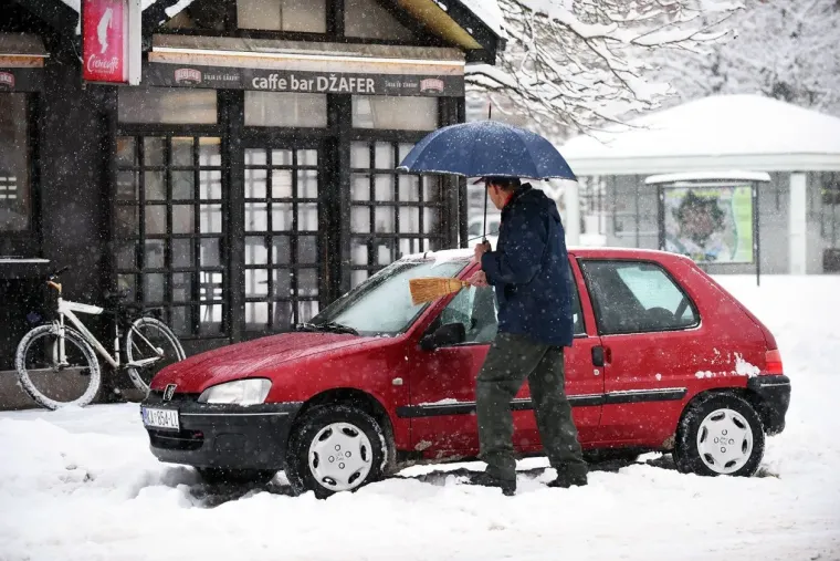 Snijeg prekrio Karlovac, no nije uspio sakriti nepogre&scaron;ivi stil: Dama u bundi ukrala poglede