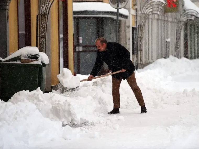 Snijeg prekrio Karlovac, no nije uspio sakriti nepogre&scaron;ivi stil: Dama u bundi ukrala poglede