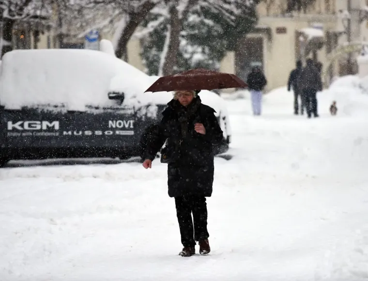 Snijeg prekrio Karlovac, no nije uspio sakriti nepogre&scaron;ivi stil: Dama u bundi ukrala poglede