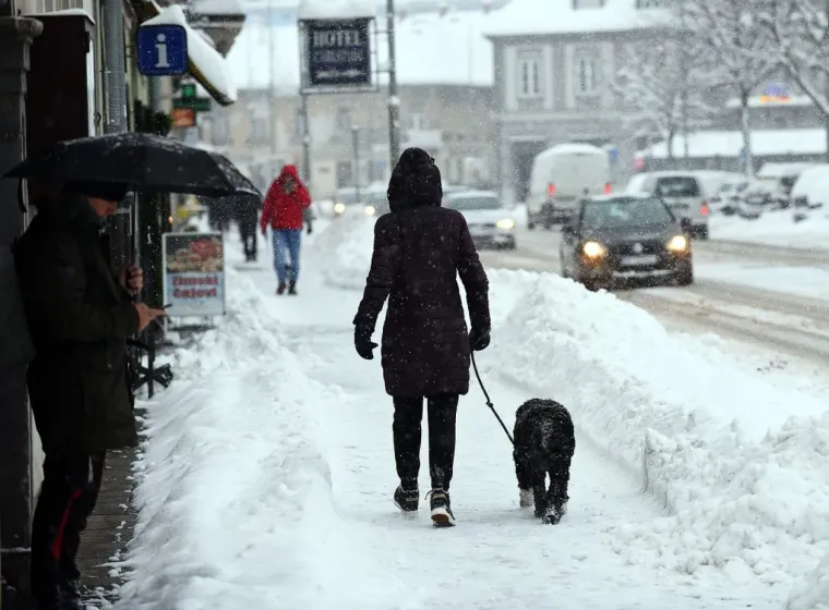 Snijeg prekrio Karlovac, no nije uspio sakriti nepogre&scaron;ivi stil: Dama u bundi ukrala poglede