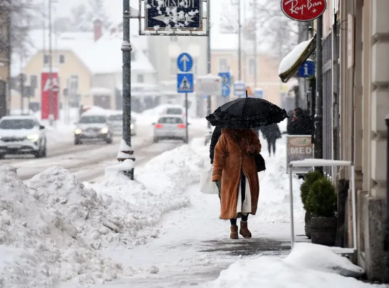 Snijeg prekrio Karlovac, no nije uspio sakriti nepogre&scaron;ivi stil: Dama u bundi ukrala poglede