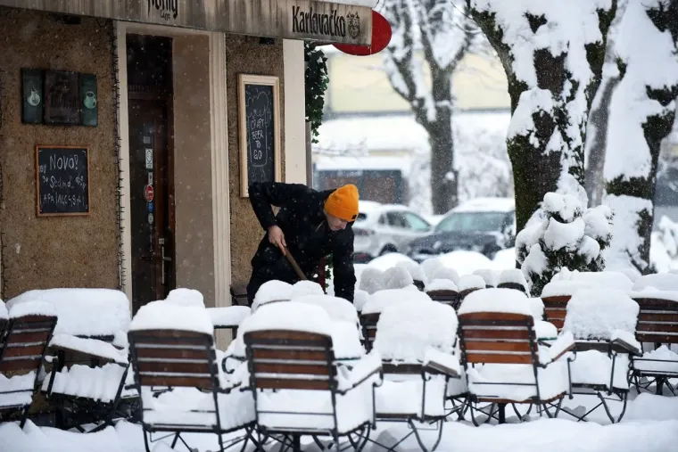 Snijeg prekrio Karlovac, no nije uspio sakriti nepogre&scaron;ivi stil: Dama u bundi ukrala poglede