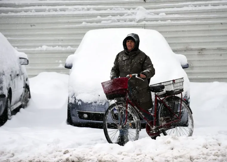 Snijeg prekrio Karlovac, no nije uspio sakriti nepogre&scaron;ivi stil: Dama u bundi ukrala poglede