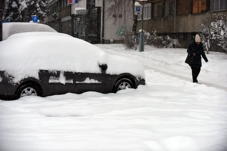 Snijeg prekrio Karlovac, no nije uspio sakriti nepogre&scaron;ivi stil: Dama u bundi ukrala poglede