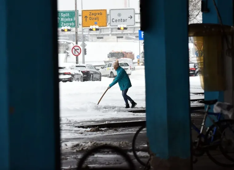 Snijeg prekrio Karlovac, no nije uspio sakriti nepogre&scaron;ivi stil: Dama u bundi ukrala poglede
