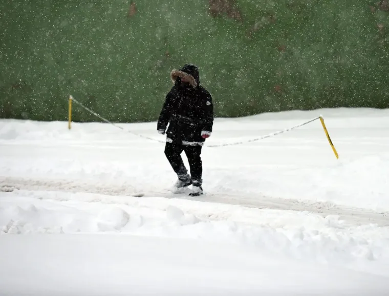 Snijeg prekrio Karlovac, no nije uspio sakriti nepogre&scaron;ivi stil: Dama u bundi ukrala poglede