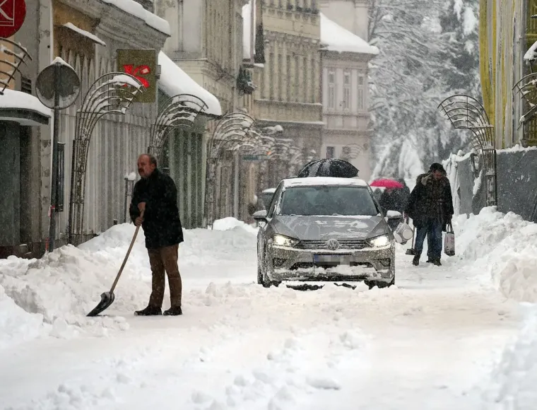 Snijeg prekrio Karlovac, no nije uspio sakriti nepogre&scaron;ivi stil: Dama u bundi ukrala poglede