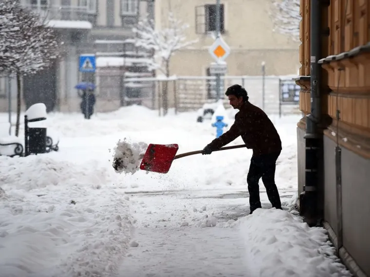 Snijeg prekrio Karlovac, no nije uspio sakriti nepogre&scaron;ivi stil: Dama u bundi ukrala poglede