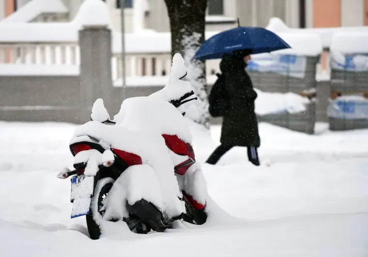 Snijeg prekrio Karlovac, no nije uspio sakriti nepogre&scaron;ivi stil: Dama u bundi ukrala poglede