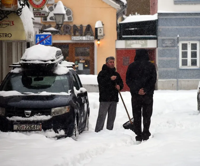 Snijeg prekrio Karlovac, no nije uspio sakriti nepogre&scaron;ivi stil: Dama u bundi ukrala poglede