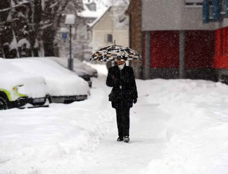 Snijeg prekrio Karlovac, no nije uspio sakriti nepogre&scaron;ivi stil: Dama u bundi ukrala poglede
