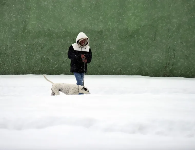 Snijeg prekrio Karlovac, no nije uspio sakriti nepogre&scaron;ivi stil: Dama u bundi ukrala poglede