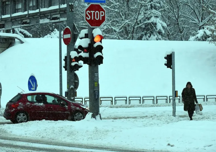 Snijeg prekrio Karlovac, no nije uspio sakriti nepogre&scaron;ivi stil: Dama u bundi ukrala poglede