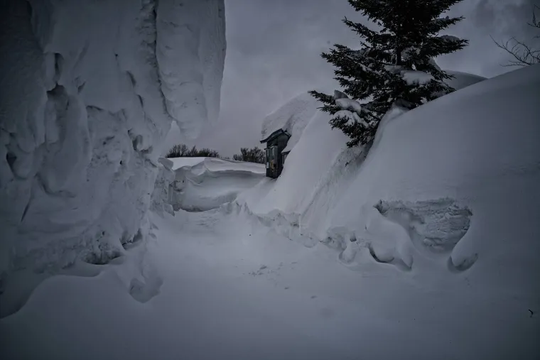 Ako mislite da snijeg nama stvara probleme, čekajte da vidite kako ovdje žive: I to im je normalno!