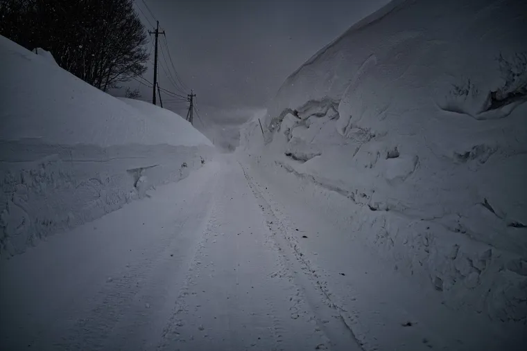 Ako mislite da snijeg nama stvara probleme, čekajte da vidite kako ovdje žive: I to im je normalno!